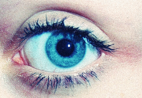 niebieskie oczy.
