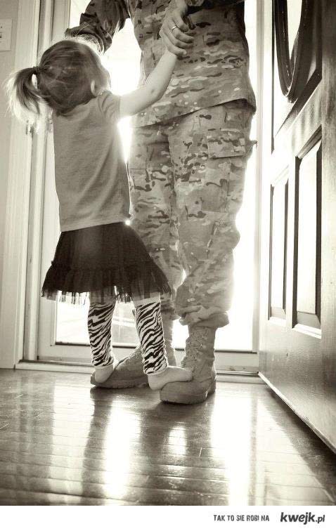 Dad daughter taboo. Дочь военного. Отец с дочкой со спины. Военный с дочкой. Папа военный с дочкой.