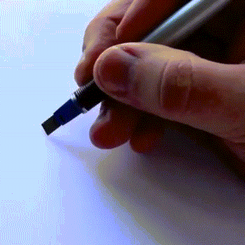 Artysta rysuje logotypy znanych marek
