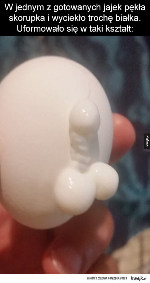 W jednym z gotowanych jajek pękła skorupka i wyciekło trochę białka. Uformowało się w taki kształt: