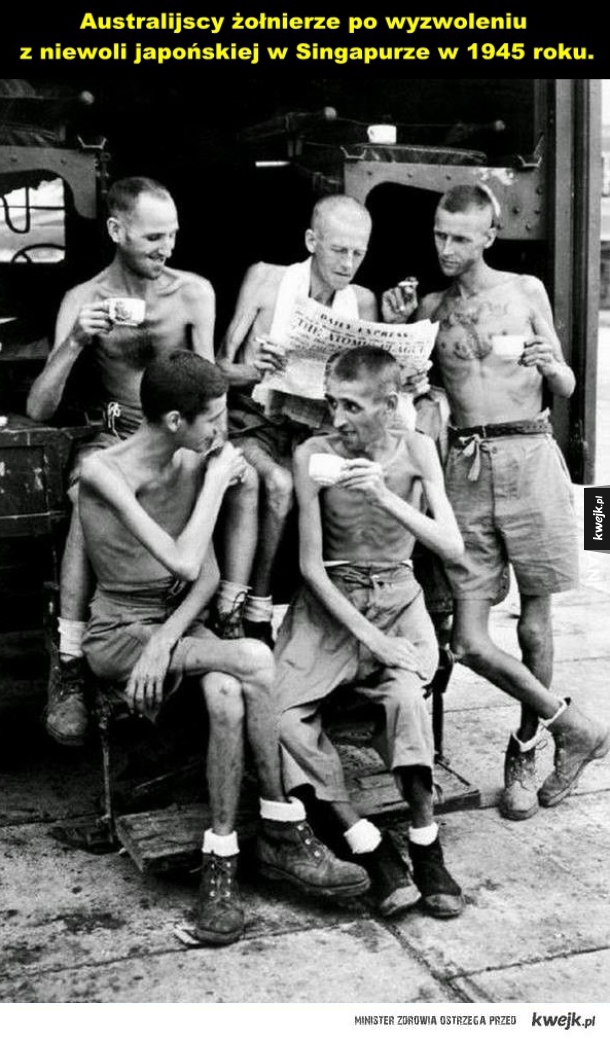 Australijscy żołnierze po wyzwoleniu z niewoli japońskiej w Singapurze w 1945 roku.