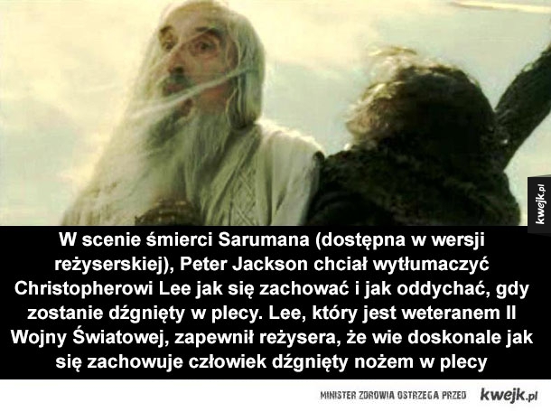 W scenie śmierci Sarumana (dostępna w wersji reżyserskiej), Peter Jackson chciał wytłumaczyć Christopherowi Lee jak się zachować i jak oddychać, gdy zostanie dźgnięty w plecy. Lee, który jest weteranem II Wojny Światowej, zapewnił reżysera, że wie doskonal