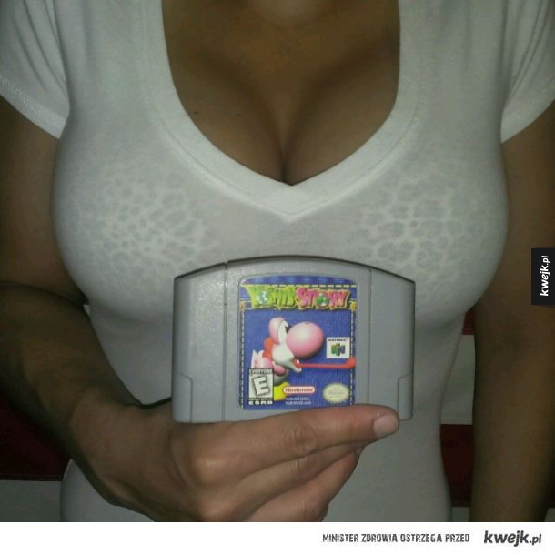 Pewna dziewczyna zawodowo zajmuje się sprzedawaniem gier na Ebayu...