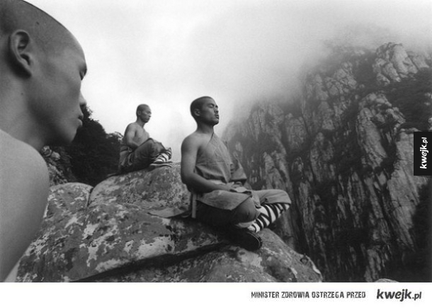 Trening mnichów z Shaolin na fotografiach Tomasza Gudzowatego