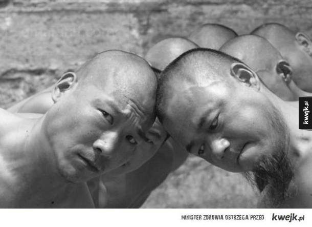Trening mnichów z Shaolin na fotografiach Tomasza Gudzowatego