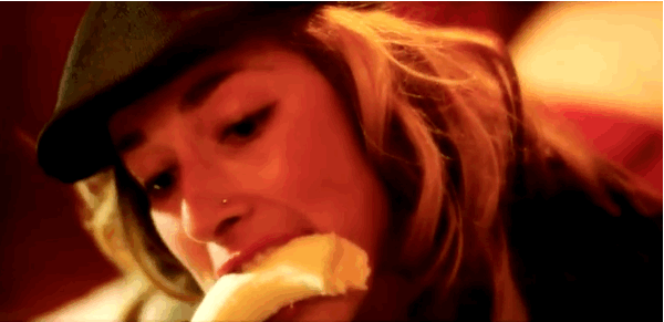 Dziewczyny jedzące banany