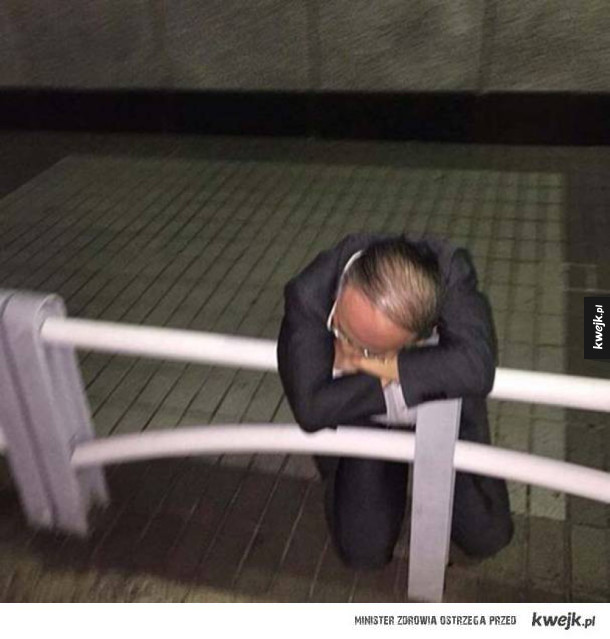 Pijani japońscy biznesmani zasną dosłownie wszędzie