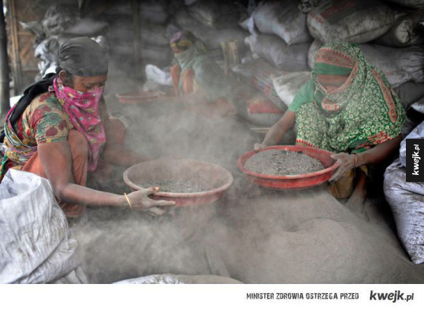 Ciężka praca w fabryce aluminium, w Bangladeszu