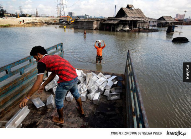 Ciężka praca w fabryce aluminium, w Bangladeszu