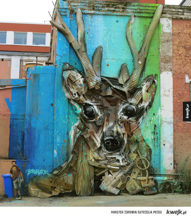 Artysta robi rzeźby zwierząt ze śmieci - a to tylko wzmacnia przekaz!