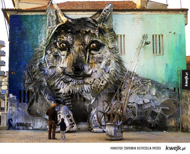 Artysta robi rzeźby zwierząt ze śmieci - a to tylko wzmacnia przekaz!