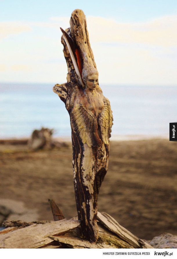 Artystka tworzy rzeźby z tego, co podaruje jej morze