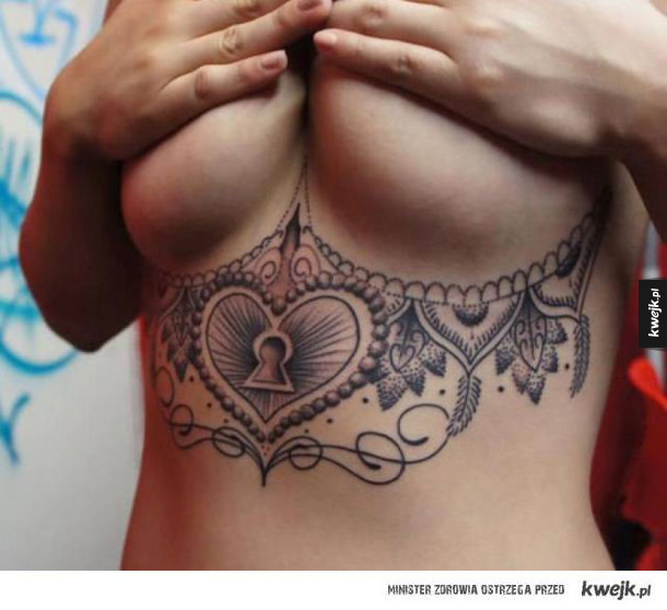 Tatuaże pod biustem