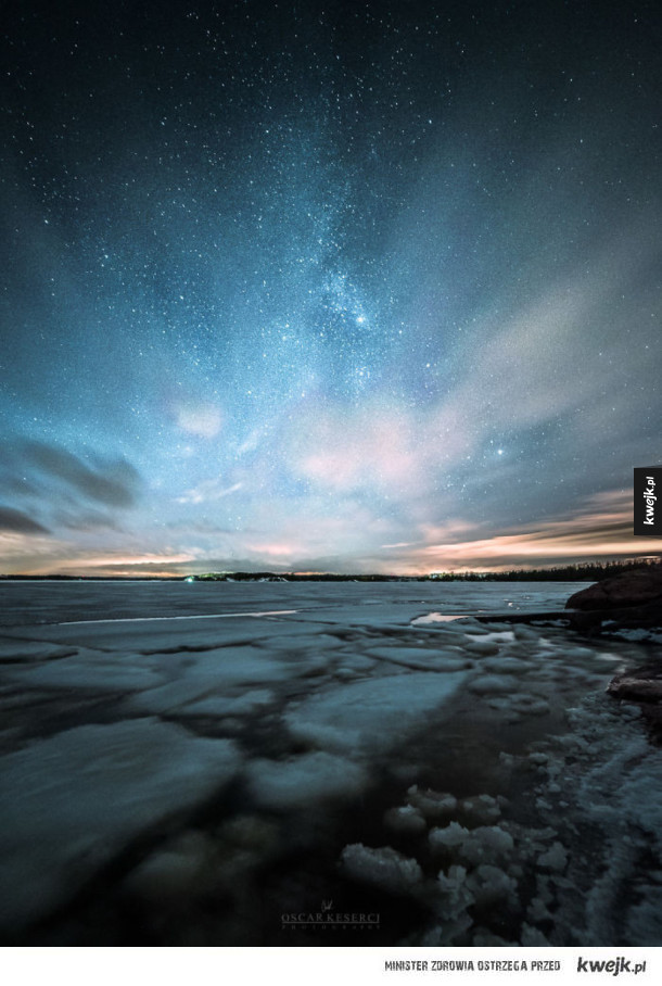 Nocne, rozgwieżdżone niebo nad Finlandią to najpiękniejszy widok, na jaki natknąłeś się dziś w internecie