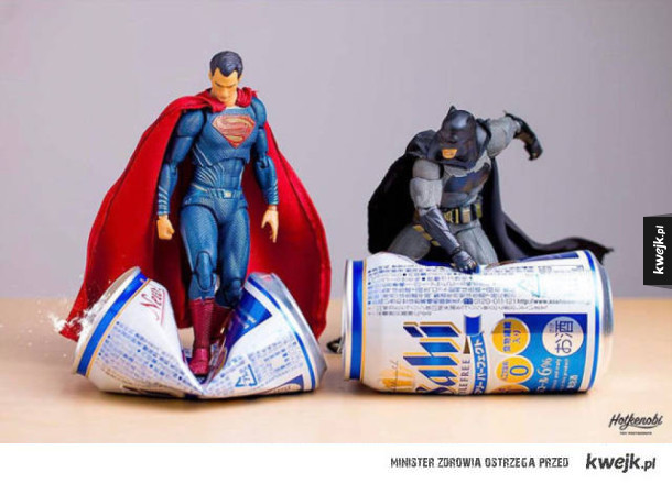 Zabawnie upozowane figurki superbohaterów i nie tylko