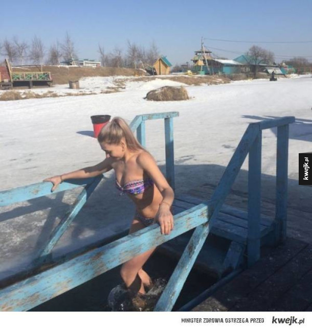 Młode Rosjanki świętują Objawienie Pańskie w bikini
