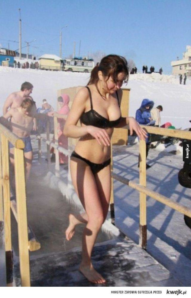 Młode Rosjanki świętują Objawienie Pańskie w bikini