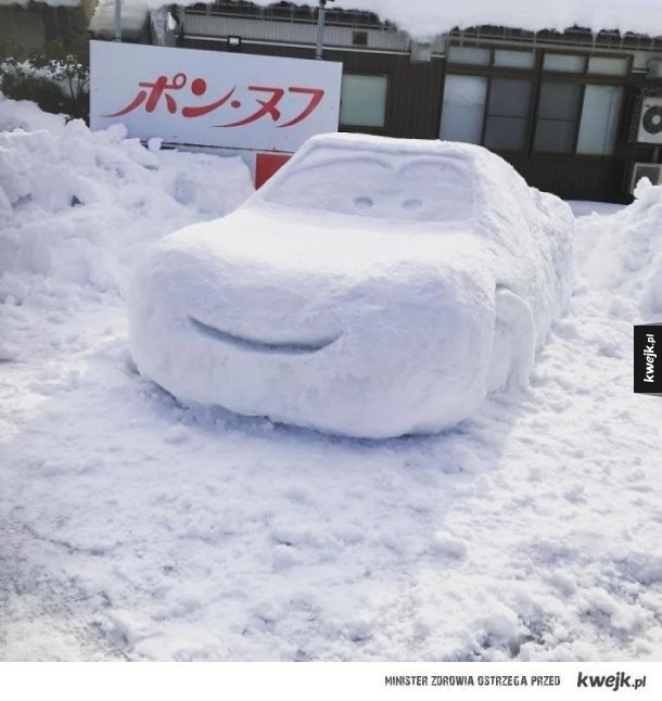W Tokio spadł śnieg, więc Japończycy lepią bałwany