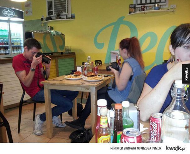 Zdjęcia ludzi robiących zdjęcia jedzeniu
