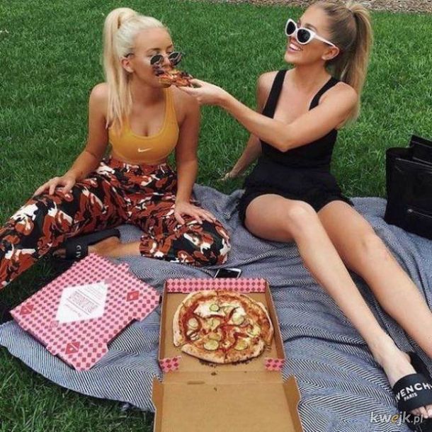 Nie wiem, co jest bardziej gorące, te dziewczyny, czy pizza, z którą pozują