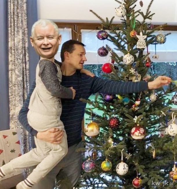 Internauci śmieją się ze świątecznego zdjęcia premiera Morawieckiego