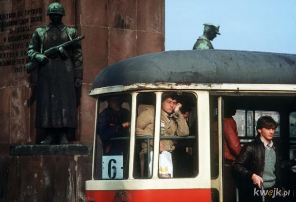 Kolorowe fotografie ukazujące codzienne życie w Polsce na początku lat 80-tych, obrazek 2