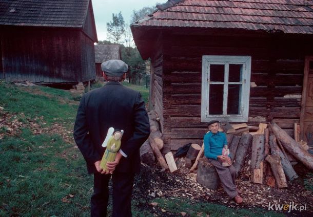 Kolorowe fotografie ukazujące codzienne życie w Polsce na początku lat 80-tych