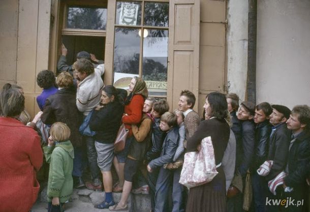 Kolorowe fotografie ukazujące codzienne życie w Polsce na początku lat 80-tych, obrazek 25