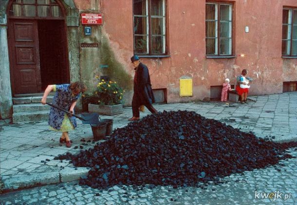 Kolorowe fotografie ukazujące codzienne życie w Polsce na początku lat 80-tych