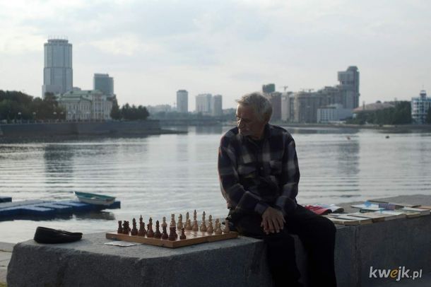Smutny dziadek całymi dniami siedzi na ulicy w oczekiwaniu na kompana do gry w szachy
