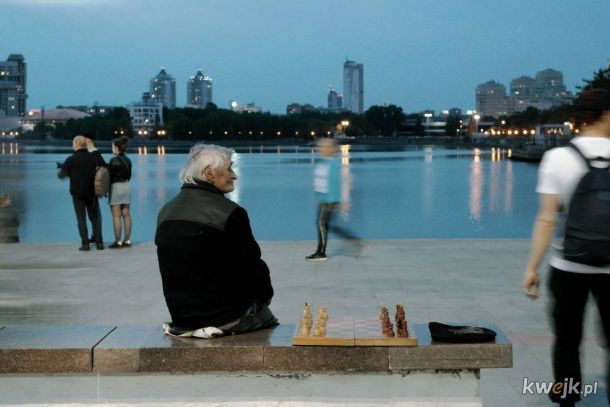 Smutny dziadek całymi dniami siedzi na ulicy w oczekiwaniu na kompana do gry w szachy, obrazek 2