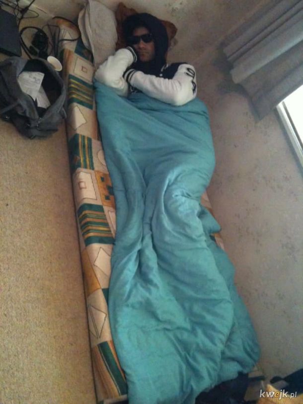 Taika Waititi śpiący w dziwnych miejscach