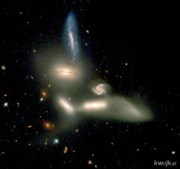 Sekstet Seyferta - grupa galaktyk i chmur gwiazd, powiązanych ze sobą grawitacyjnie