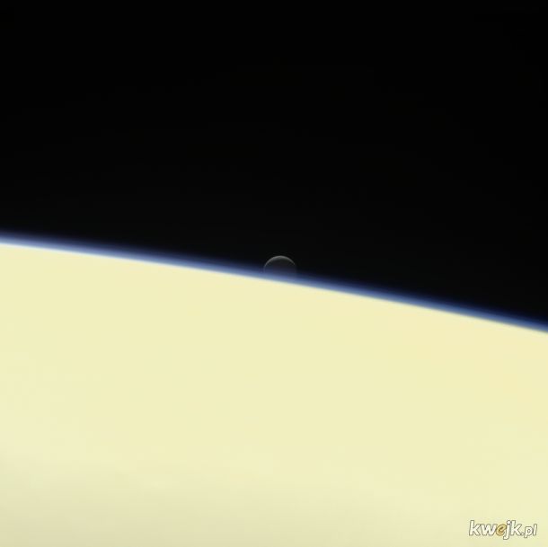 Jedno z ostatnich zdjęć sondy Cassini przed ostatecznym "zanurkowaniem" w atmosferę Saturna. Na drugim planie księżyc Enceladus