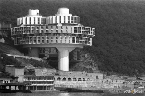 Radziecka architektura modernistyczna - w założeniach miała być piękna i jak z filmu scifi o bogatej przyszłości . Jak wyszło? Oceńcie sami.