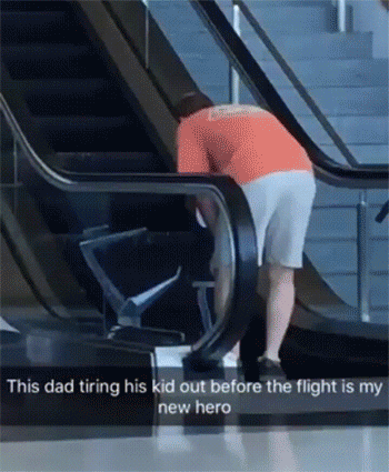 Ten gość to bohater: stara sie zmęczyć dziecko, żeby nie przeszkadzało innym w samolocie