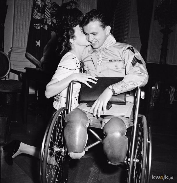 24 wzruszające fotografie ukazujące miłość w czasie wojny.