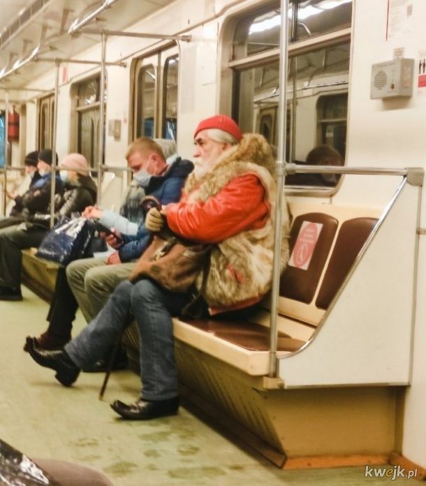 Stylowi ludzie mają styl w Ruskim Metrze w Moskwie