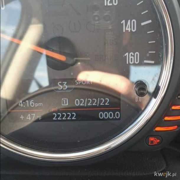 Magiczne liczby na liczniku w samochodzie