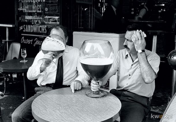 1975 rok w Paryżu, dwóch mężczyzn chłodzi się zimnym piwem w upalny dzień