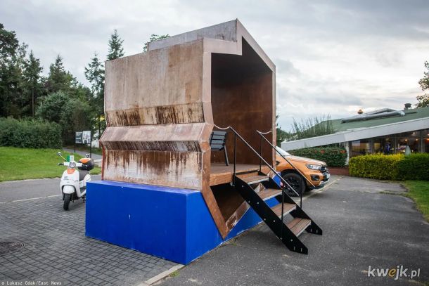 Nigdy nie remontowany 50-letni "pomnik" socrealizmu zbudowany z odpadów po wielkiej płycie ? Nie, to najdroższa w Polsce ławka po tygodniu użytkowania i jednym deszczu