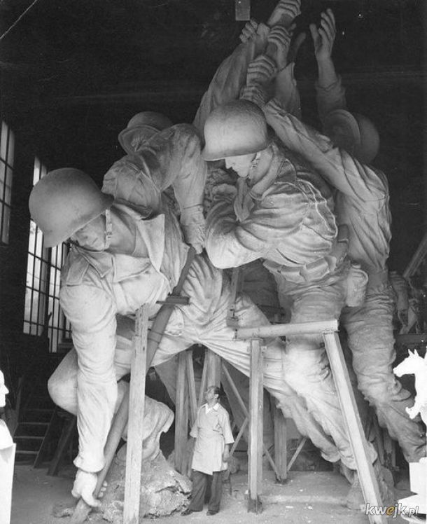 Rzeźbiarz Felix de Weldon podczas pracy nad United States Marine Corps War Memorial