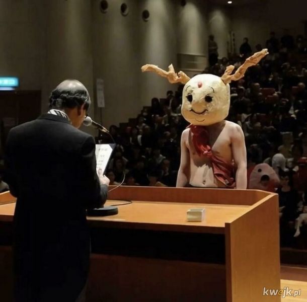 Wręczanie dyplomów na Uniwersytecie w Kioto, studenci w tym ważnym dniu mają szansę zaszaleć i ubrać się w cokolwiek chcą