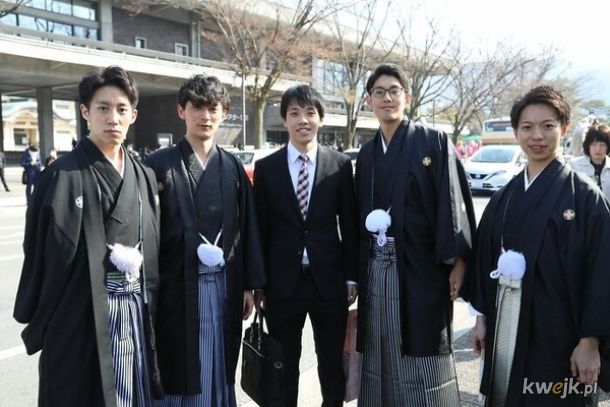 Wręczanie dyplomów na Uniwersytecie w Kioto, studenci w tym ważnym dniu mają szansę zaszaleć i ubrać się w cokolwiek chcą