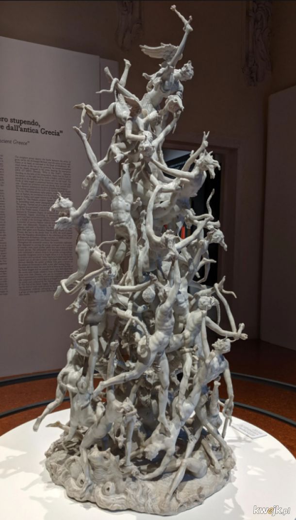 "Upadek zbuntowanych aniołów", rzeźba wykonana z jednego kawałka marmuru