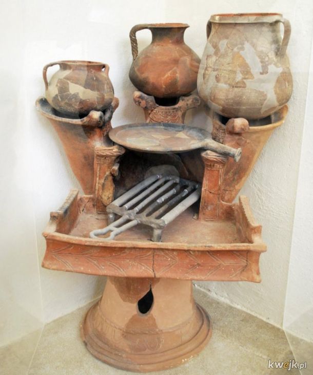 Starożytna grecka kuchenka z czasów rzymskich, datowana na II-I w. p.n.e.