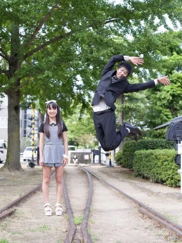 Japońscy tatowie skaczą koło ich japońskich córek. W Japonii.