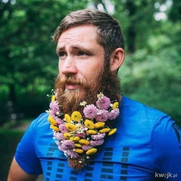 Kwiaty we włosach. Konkretnie w brodzie.