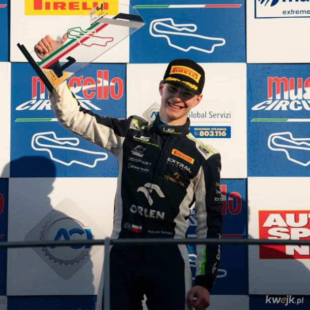 Polski Kierowca Kacper Sztuka wygrał 6 wyścig z rzędu we Włoskiej Formule 4. Polak przed ostatnim weekendem sezonu znajduje się na pozycji lidera i ma szansę na zwycięstwo w klasyfikacji Generalnej. Gratulujemy i trzymamy kciuki!