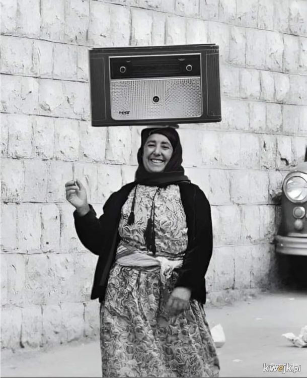 Palestynka niosąca radio Jerozolima 1929